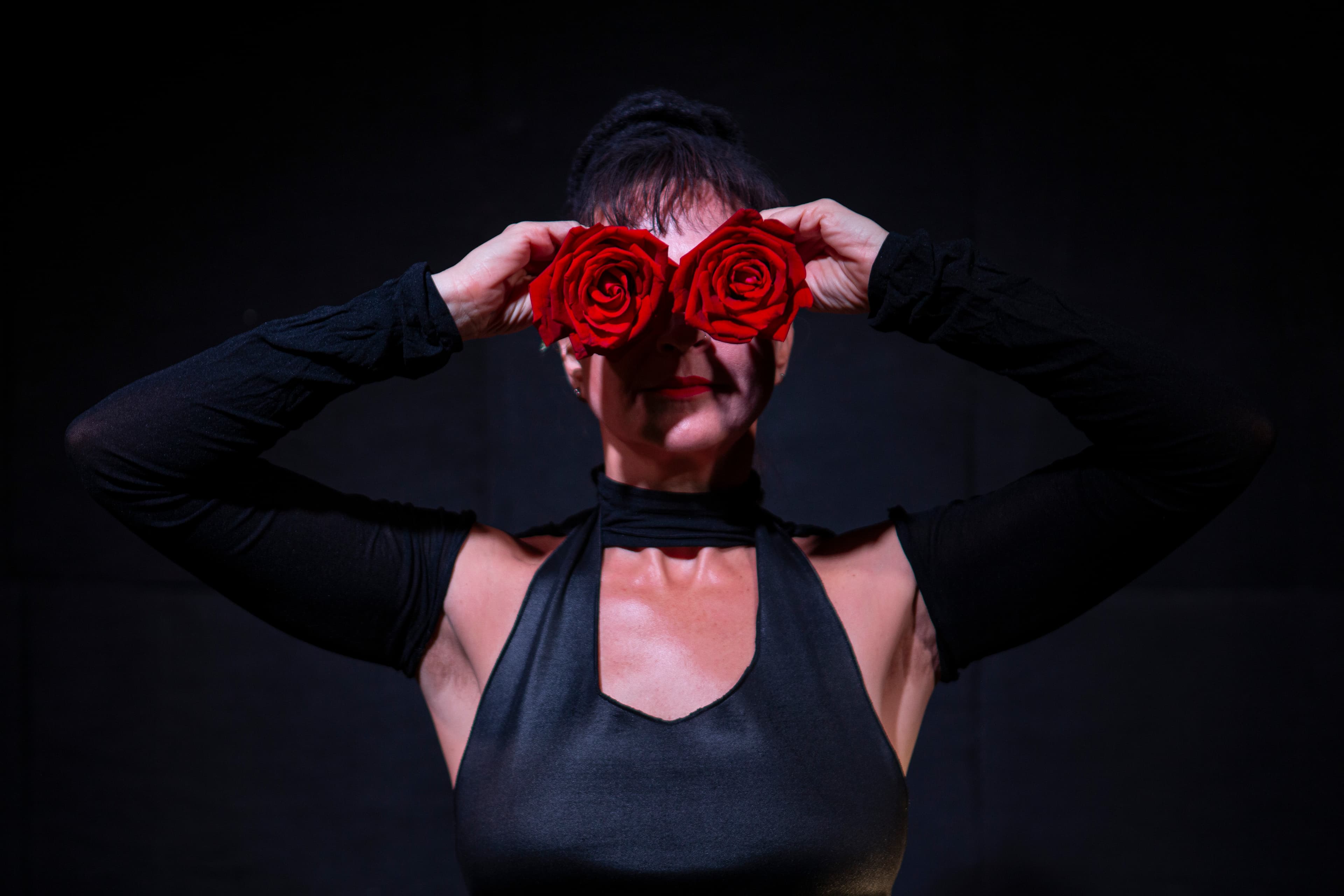 Luaa Gabanini em Baderna, com duas rosas vermelhas diante dos olhos