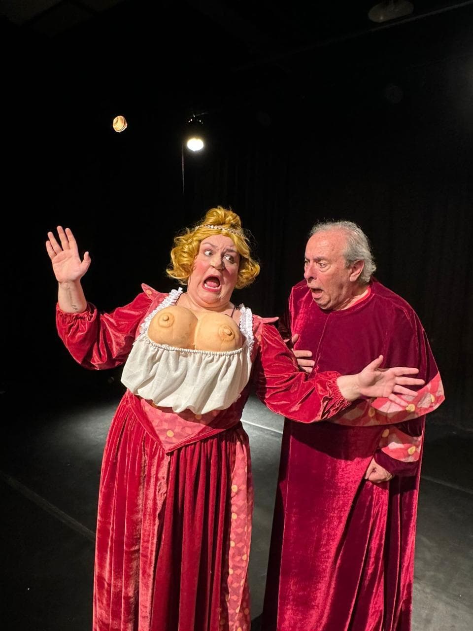 Elenco de O Diabo com Tetas em cena no Teatro Commune, em composição cômica diante de cortina vermelha.