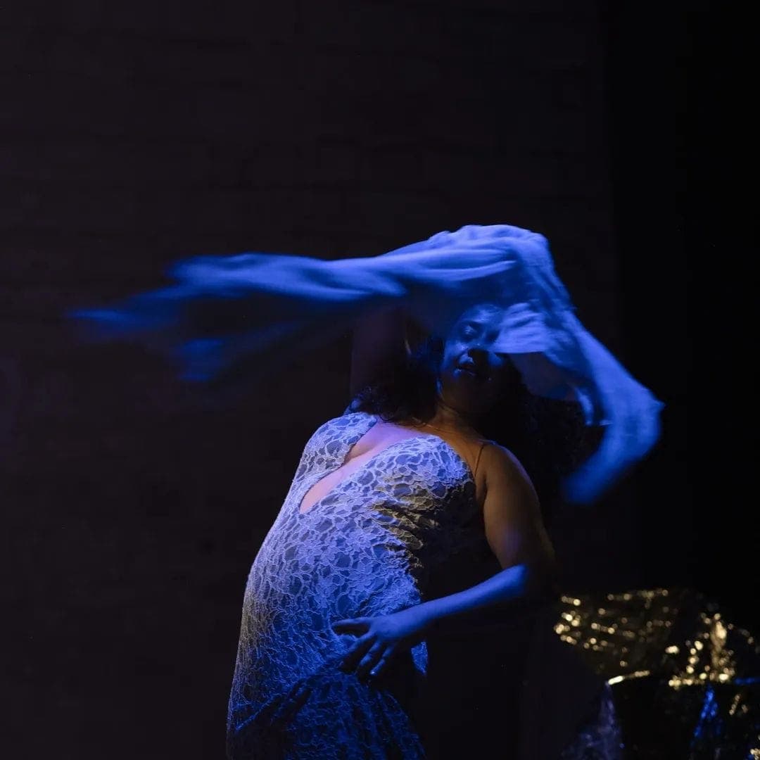 Viviane Dias em cena — Séquana–Yará