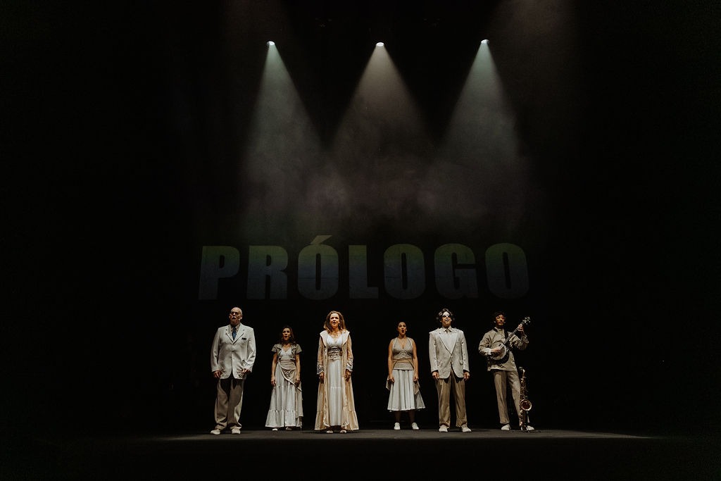 O núcleo branco ocupa o centro e a luz, carregando os vícios e gestos do teatro tradicional.
