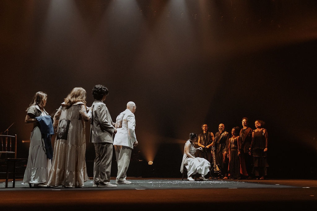 Os funcionários do teatro trazem a ruptura e a poética de Césaire para confrontar a estagnação.
