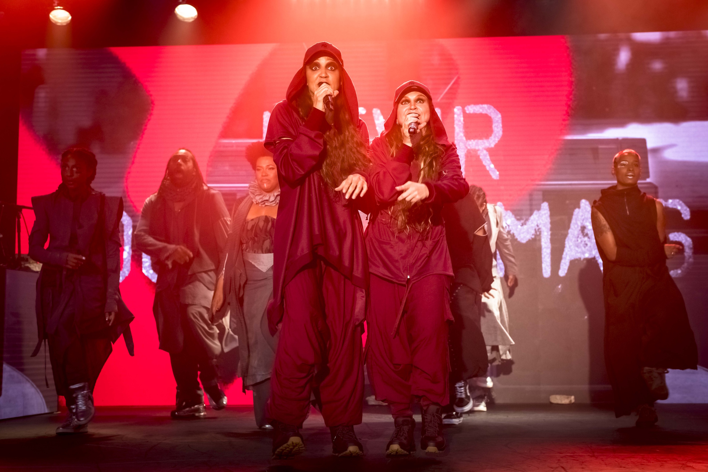 Cena de Hip Hop Hamlet, do Núcleo Bartolomeu de Depoimentos, com elenco em ação sob luz cênica e atmosfera urbana