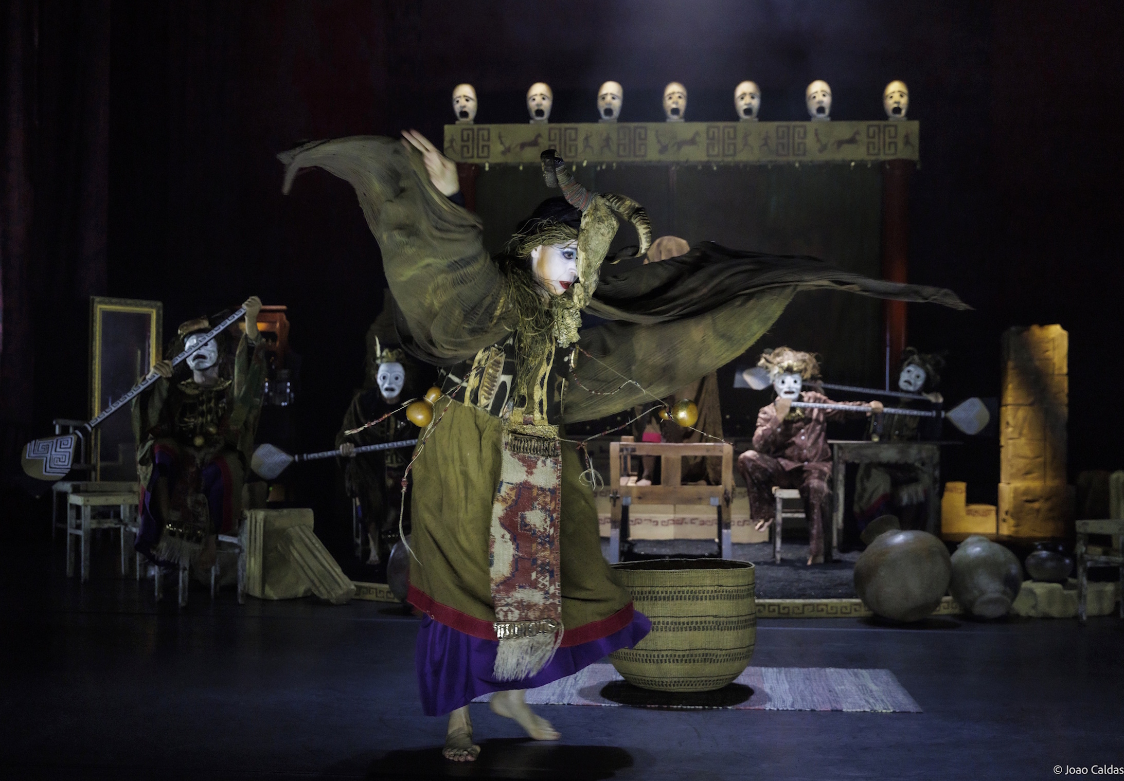 Cena de Medea (de Sêneca), direção de Gabriel Villela, com dispositivo de palco em camadas