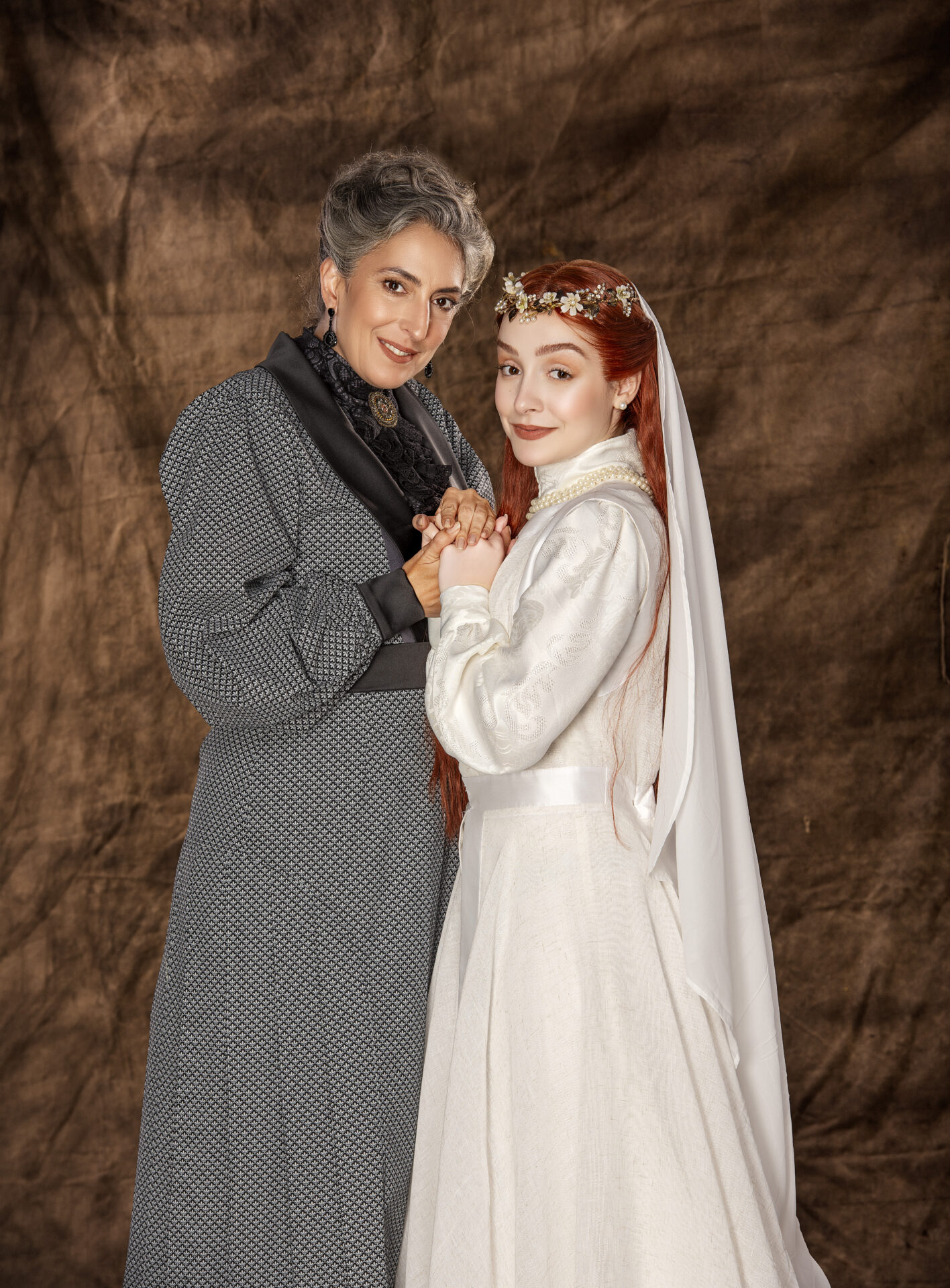 Duas personagens femininas de Dibuk, o Musical, de mãos dadas