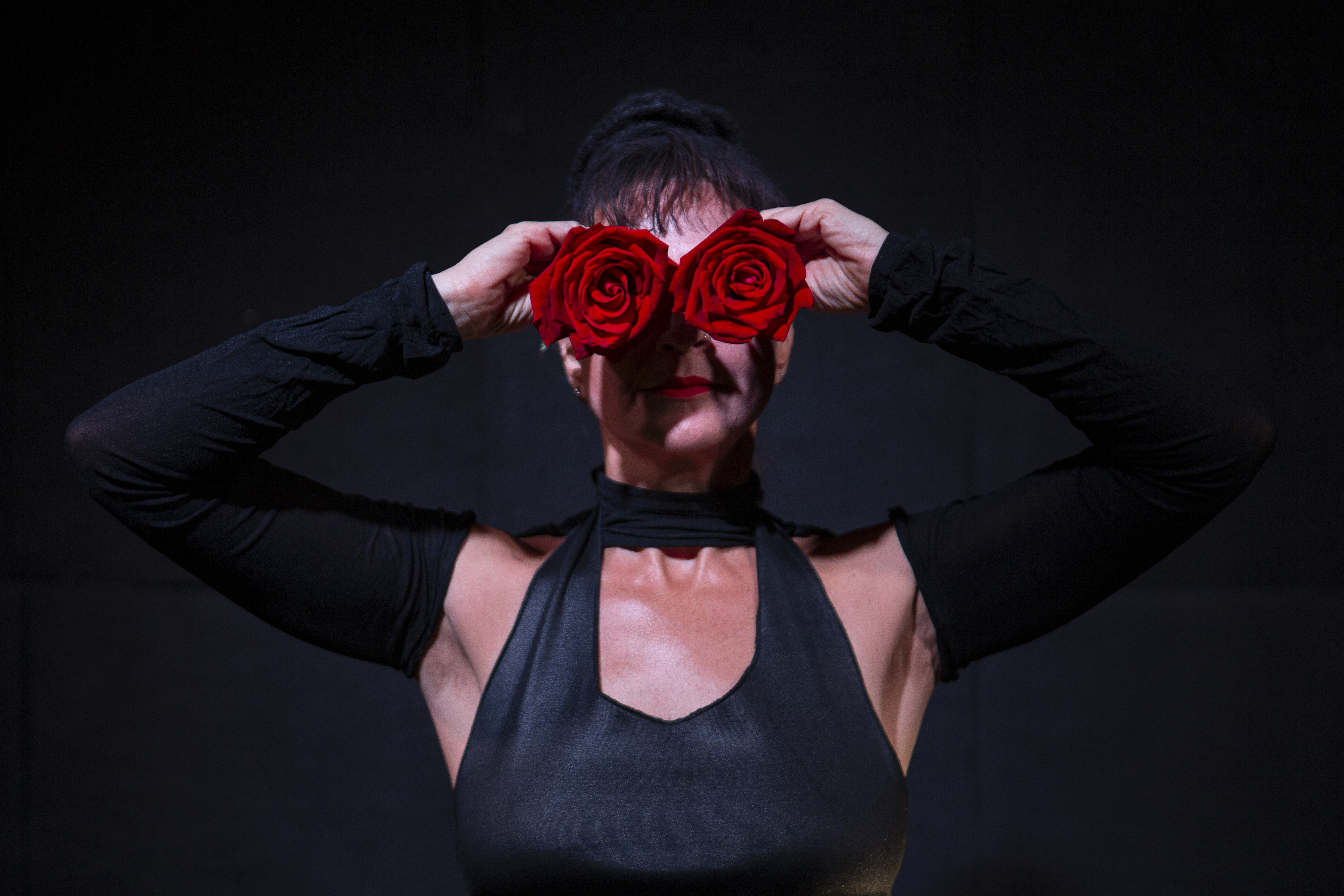 Luaa Gabanini em Baderna, com duas rosas vermelhas diante dos olhos