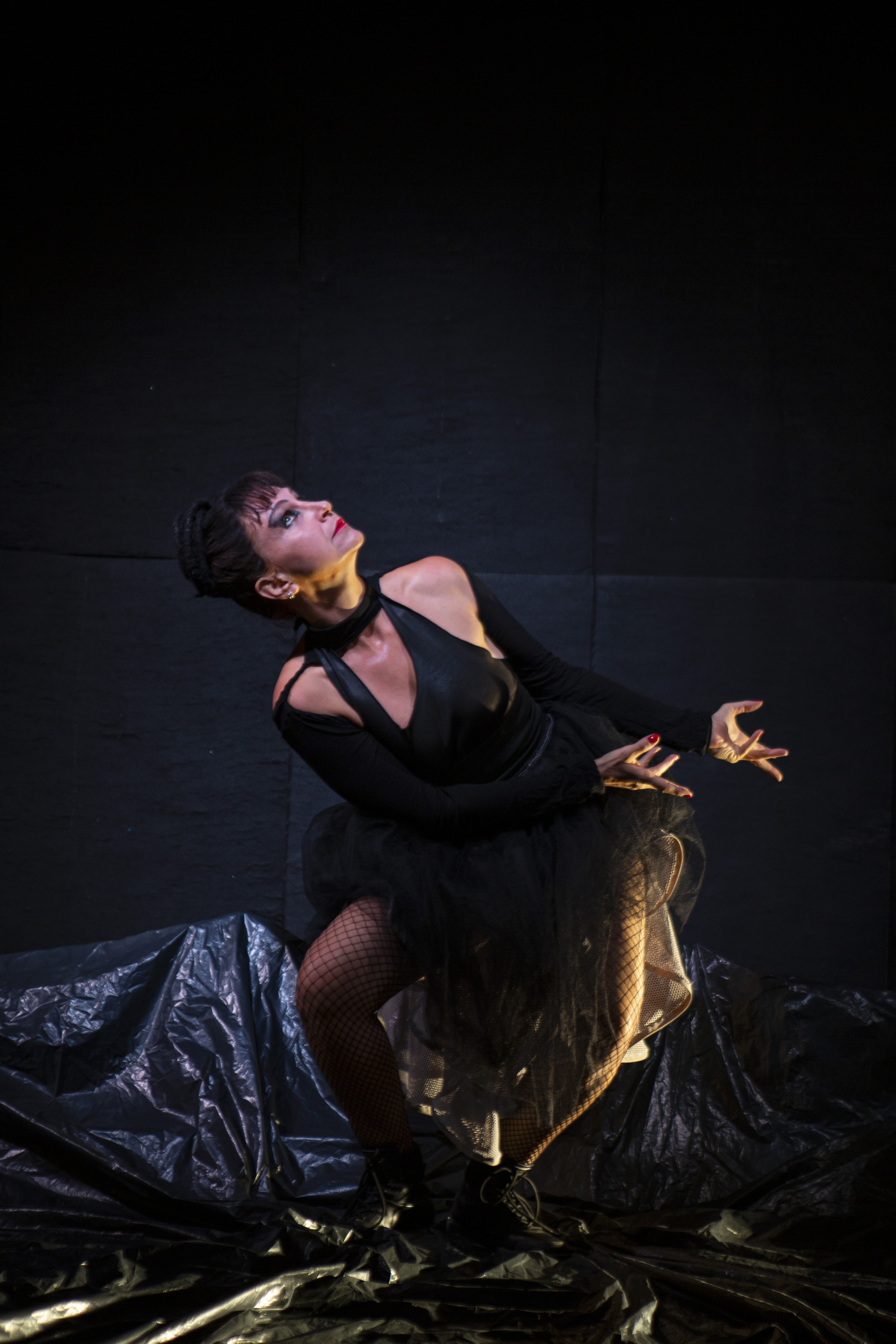 Luaa Gabanini em Baderna, em cena lateral, olhando para cima