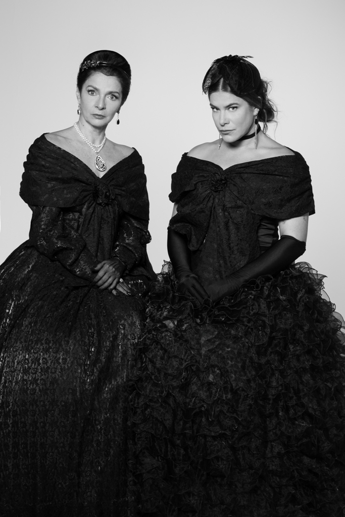 Retrato de Claudia Ohana e Priscila Fantin com expressão contida, em As Amantes de George Washington
