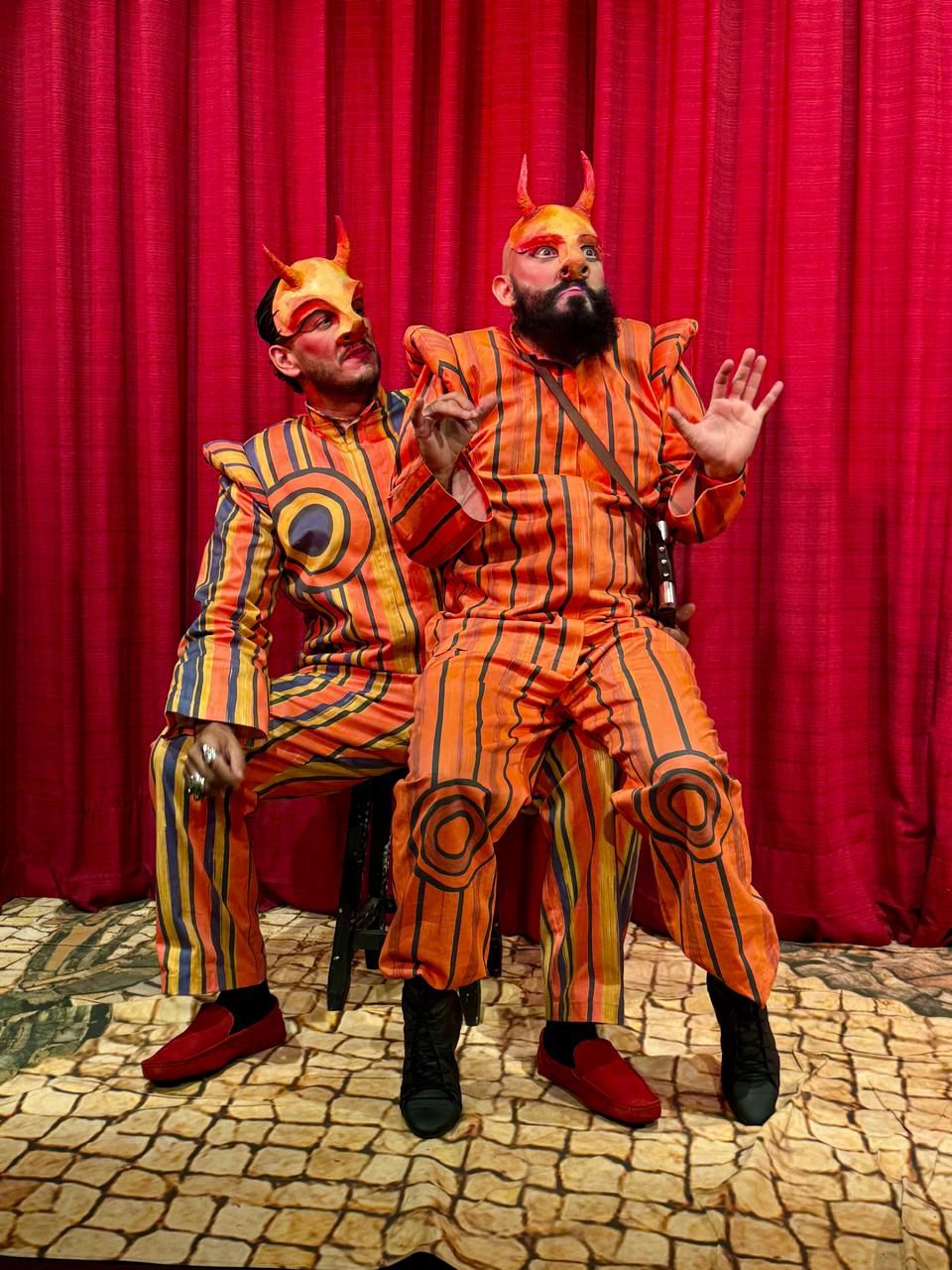 Cena de O Diabo com Tetas, de Dario Fo, com elenco em composição farsesca no Teatro Commune.