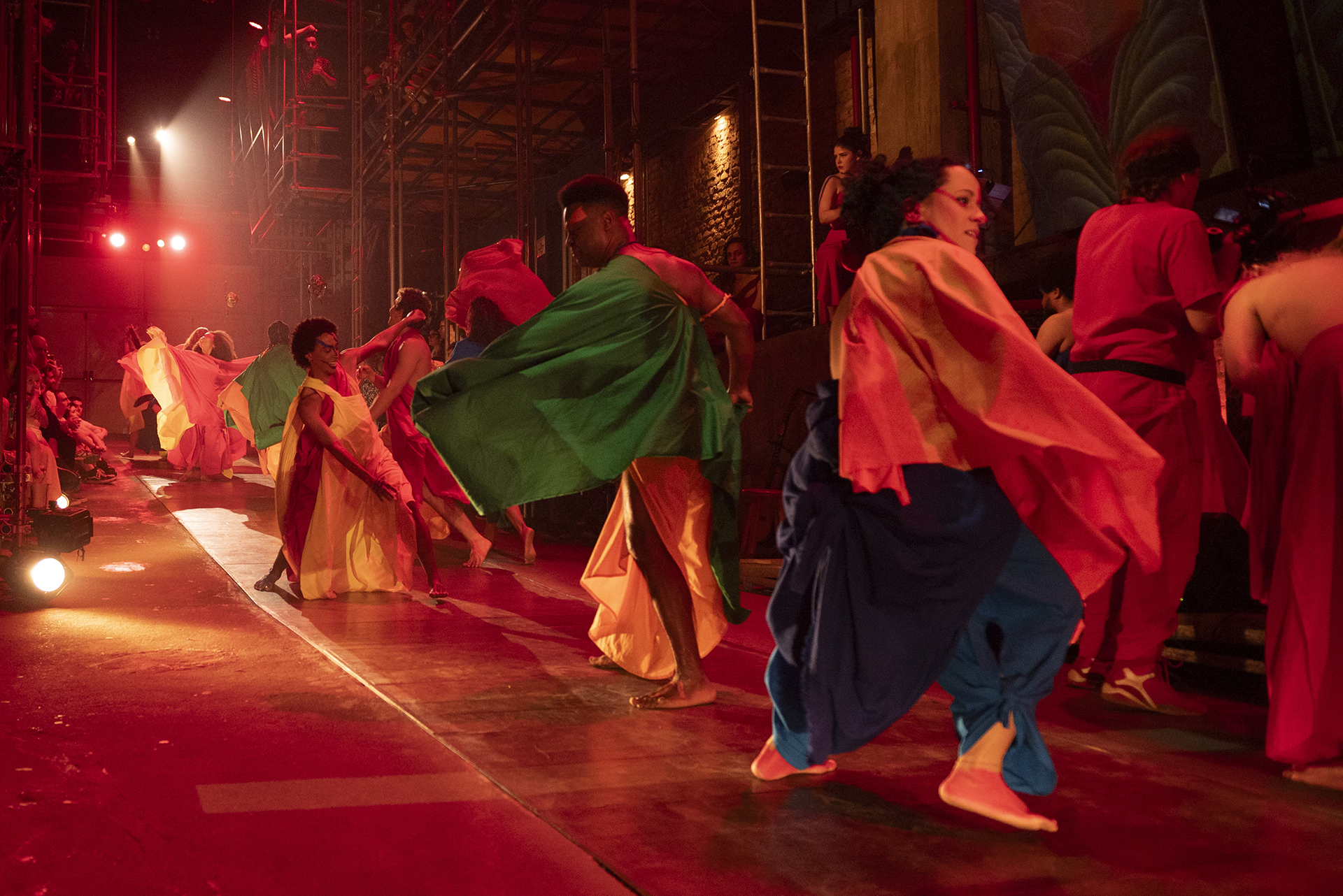 Elenco de Rasga Coração em cena no Teatro Oficina