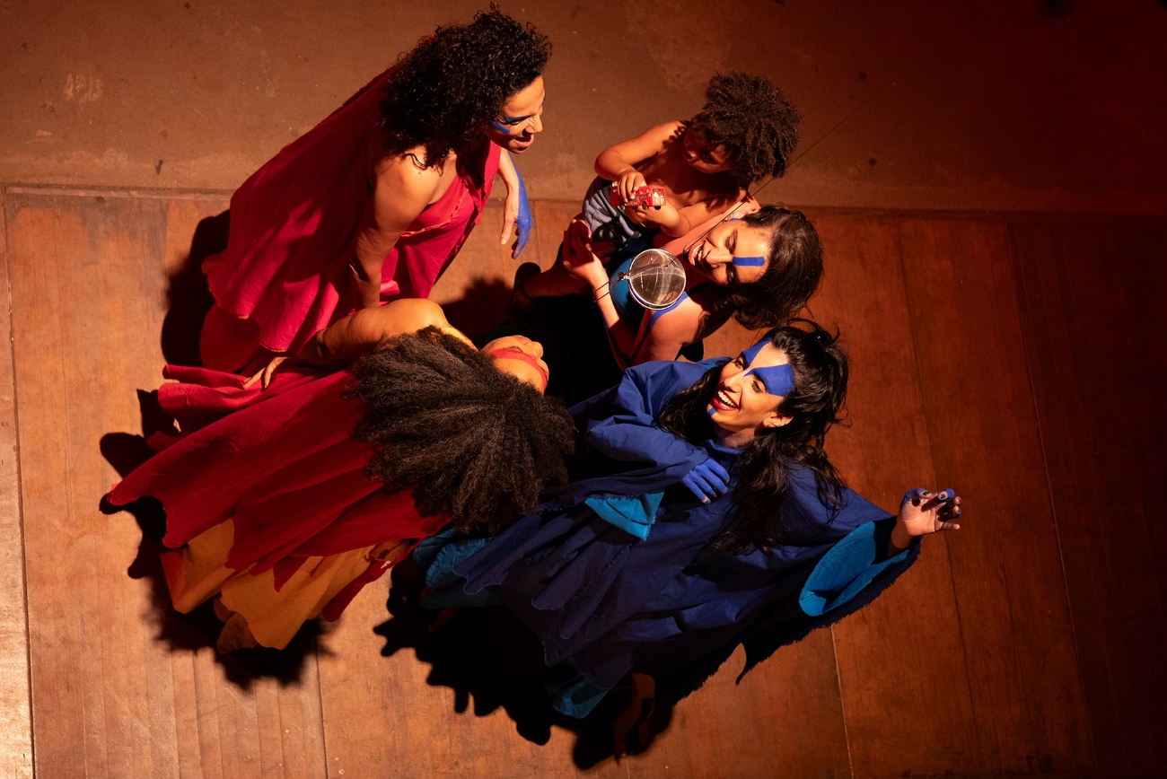 Coro e músicos de Rasga Coração ocupam a passarela do Teatro Oficina