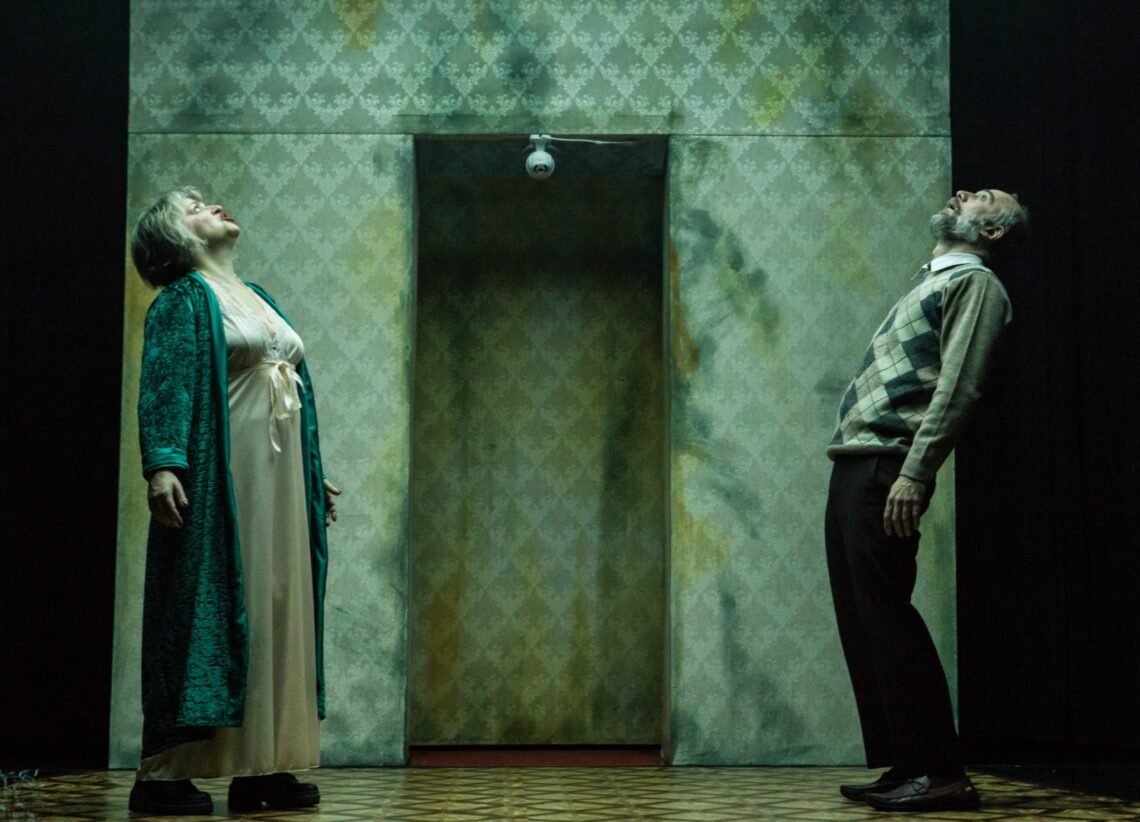 Cena expressionista da peça Por um Pingo IV