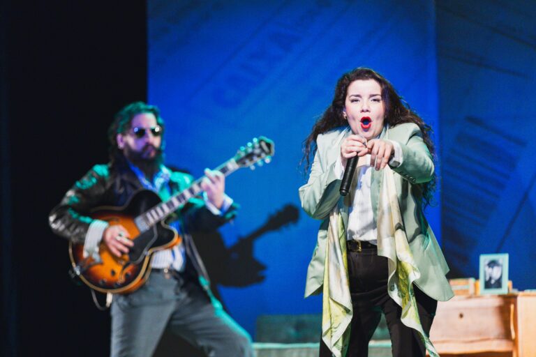 Microcosmo do neoliberalismo no palco — Um dia de semana qualquer