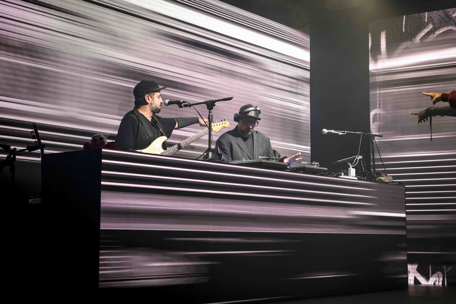 Cena de Hip Hop Hamlet com foco na composição visual e no trabalho corporal, sugerindo vigilância e tensão