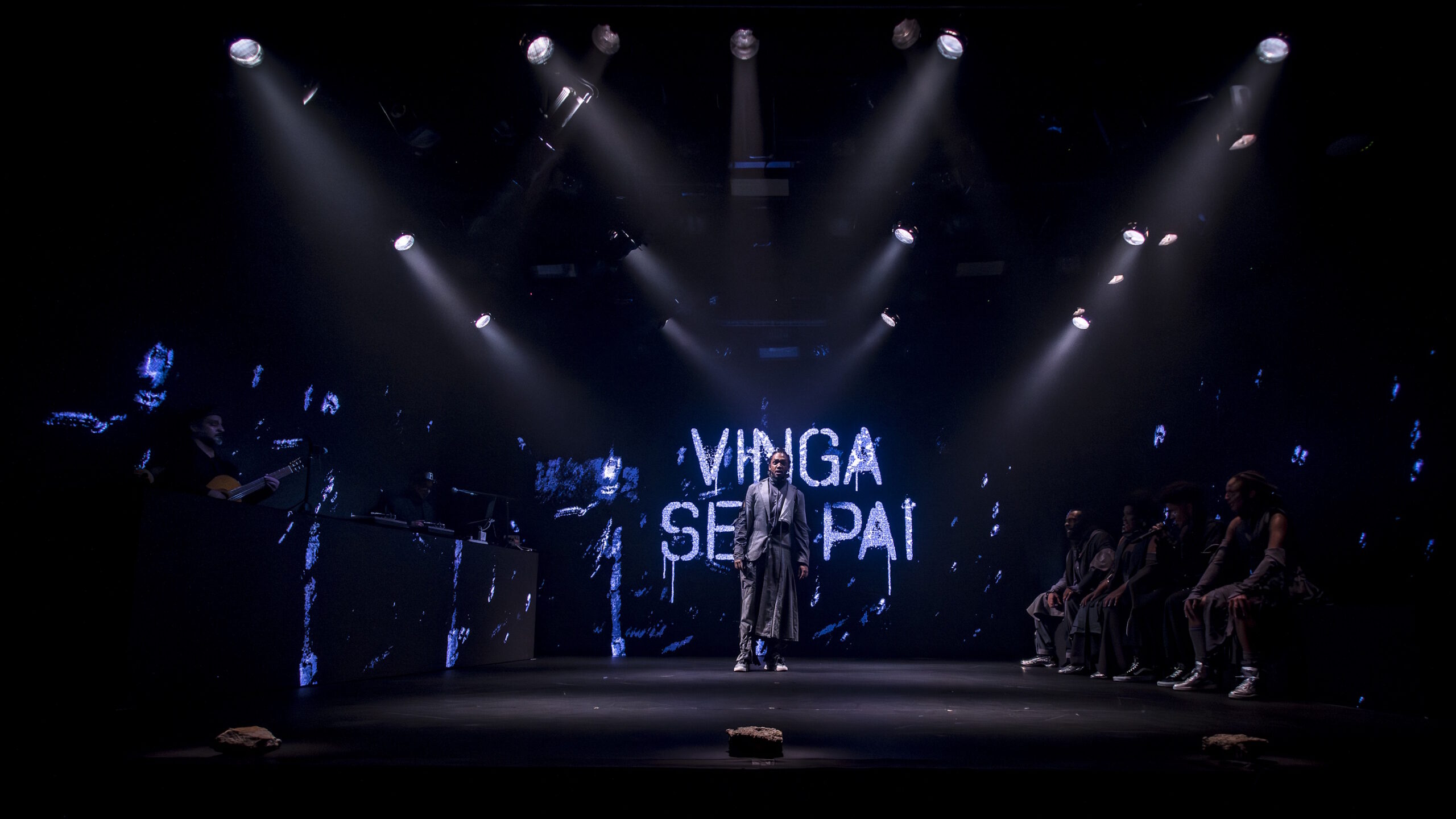 Cena destacando presença feminina e códigos de figurino em Hip Hop Hamlet