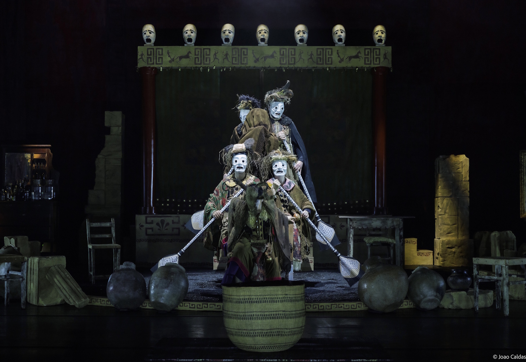 Cena com o barco de Jasão, em Medea, direção de Gabriel Villela