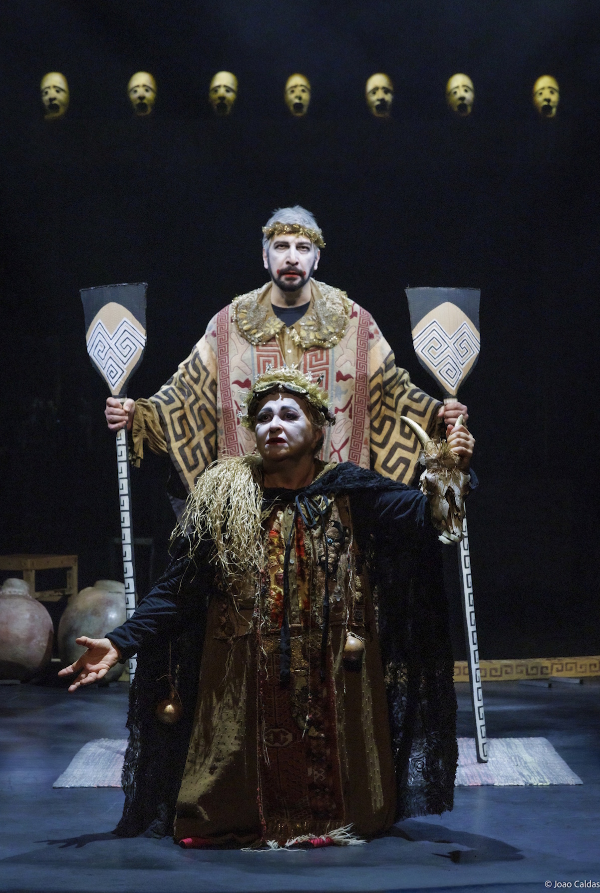 Cena com máscaras e composição frontal em Medea, direção de Gabriel Villela