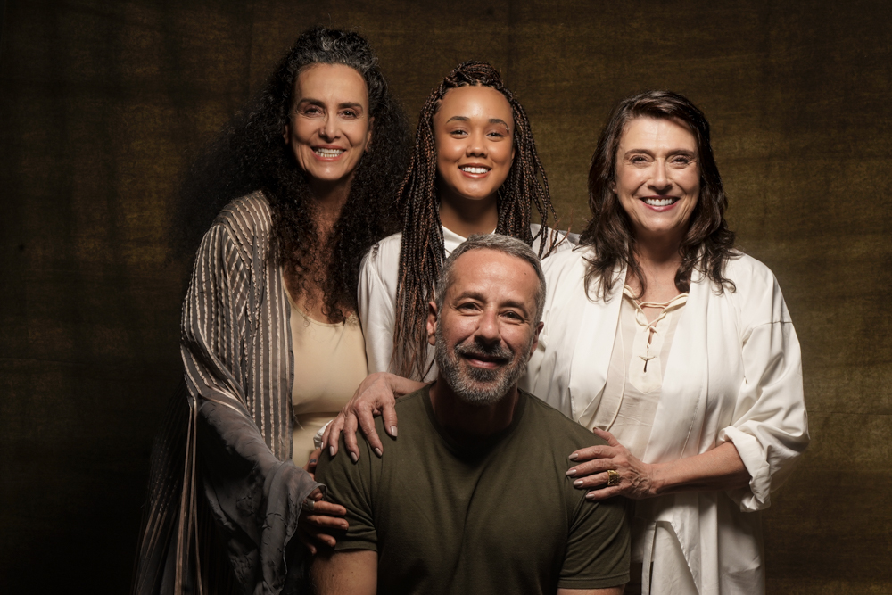 Foto de divulgação com equipe de Asas de Pano