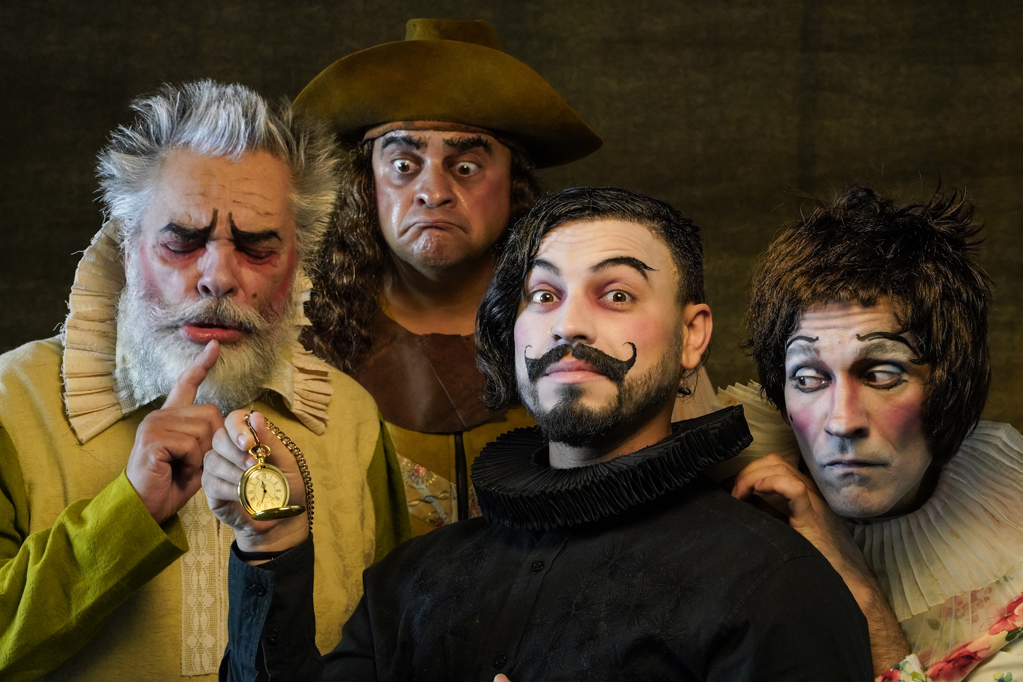 Quatro artistas caracterizados em close, com figurinos de época e expressões cômicas; um segura um relógio de bolso.