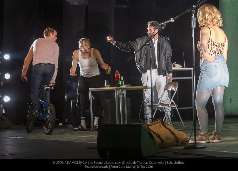 Cena com bicicleta, mesa com bebidas e microfone