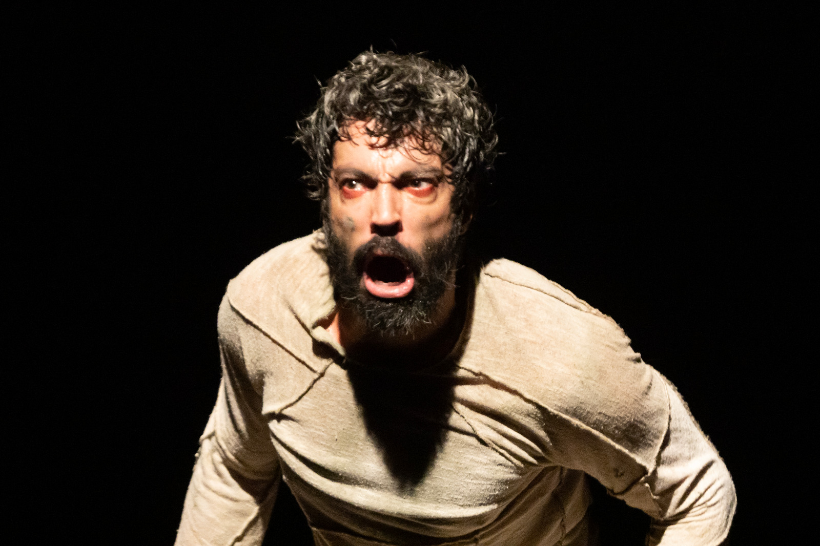 Vandré Silveira em cena com caveiras de boi ao fundo. Foto: @callanga