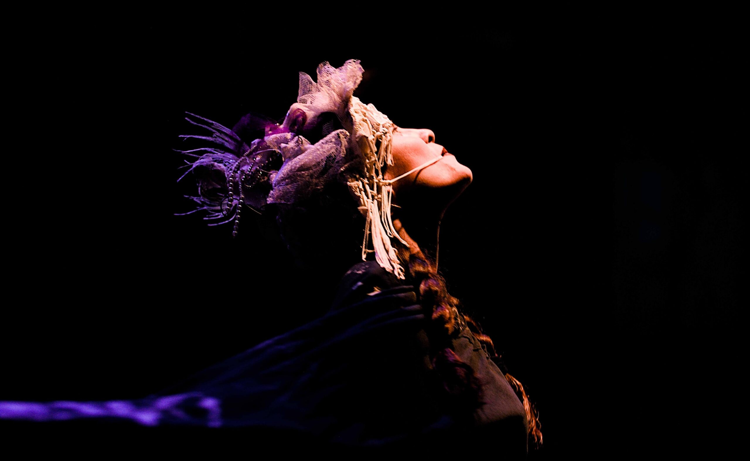 Imagem do espetáculo com atmosfera onírica e composição expressionista.