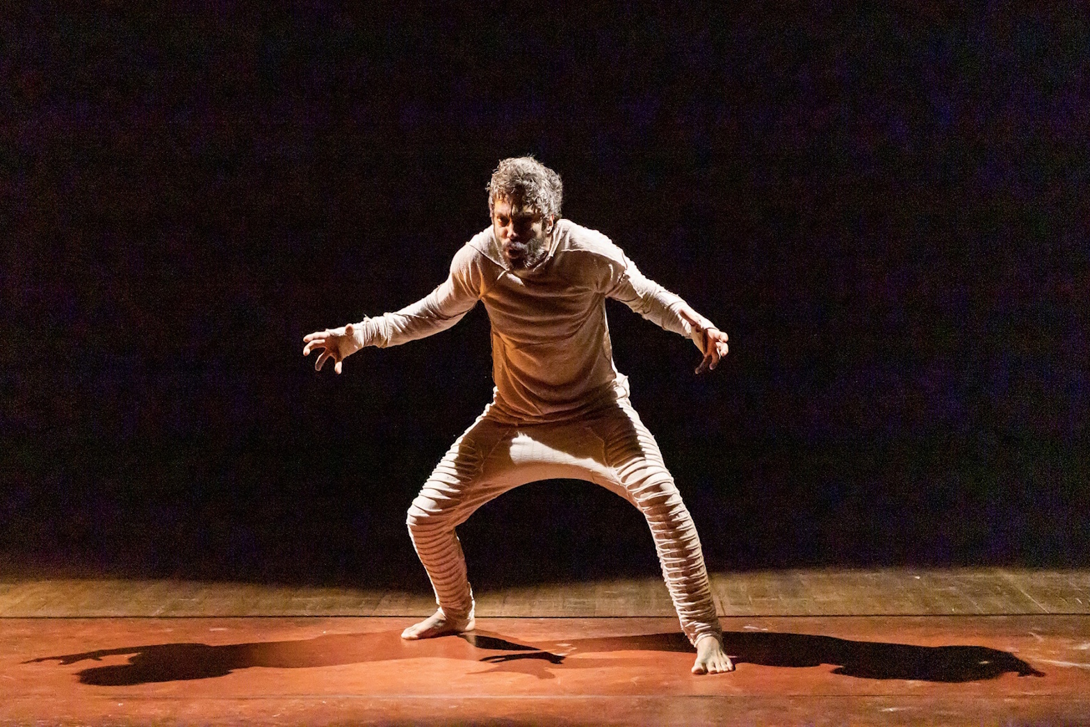 Vandré Silveira em postura que evoca o animal. Foto: @callanga / @amarelourca