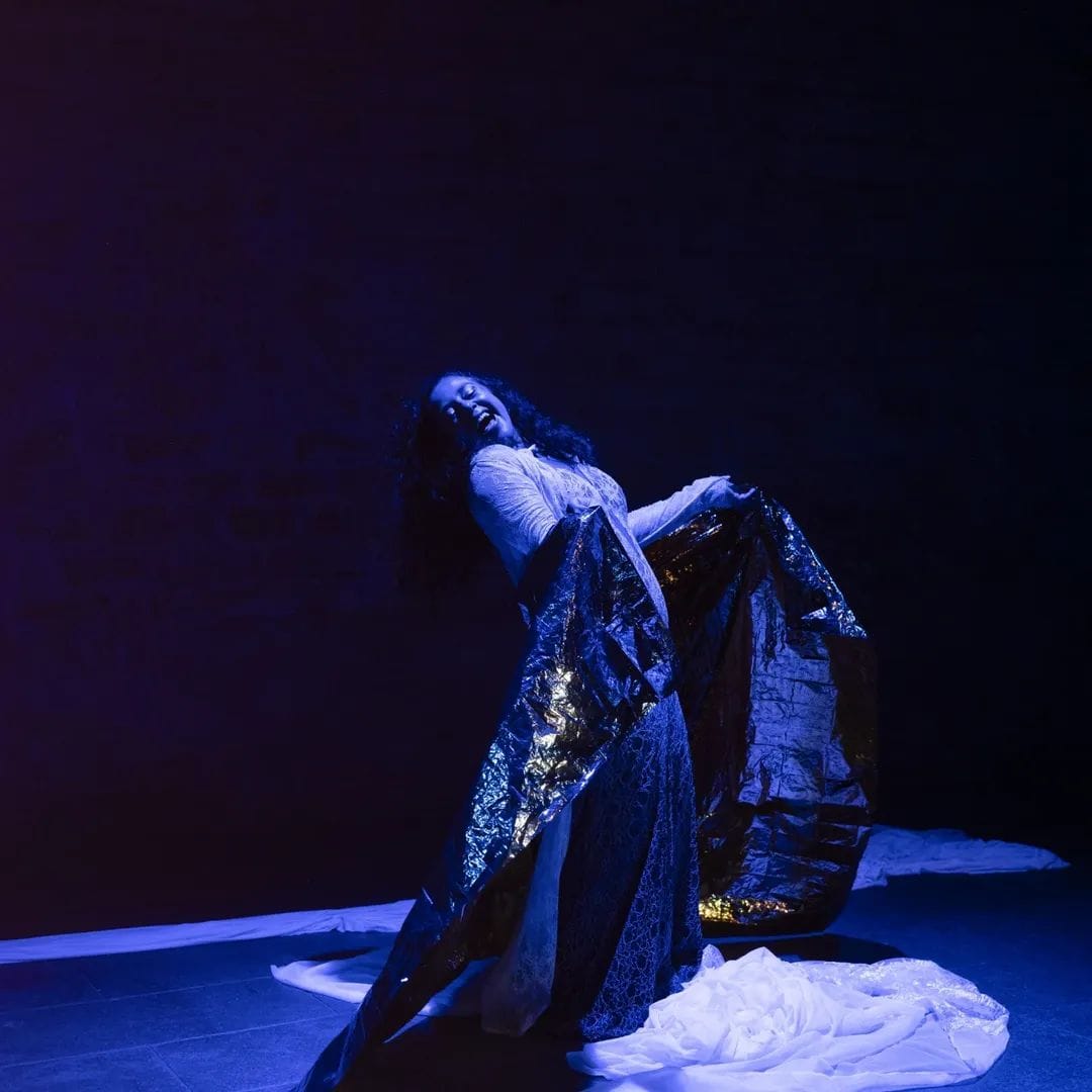 Viviane Dias em cena — Séquana–Yará