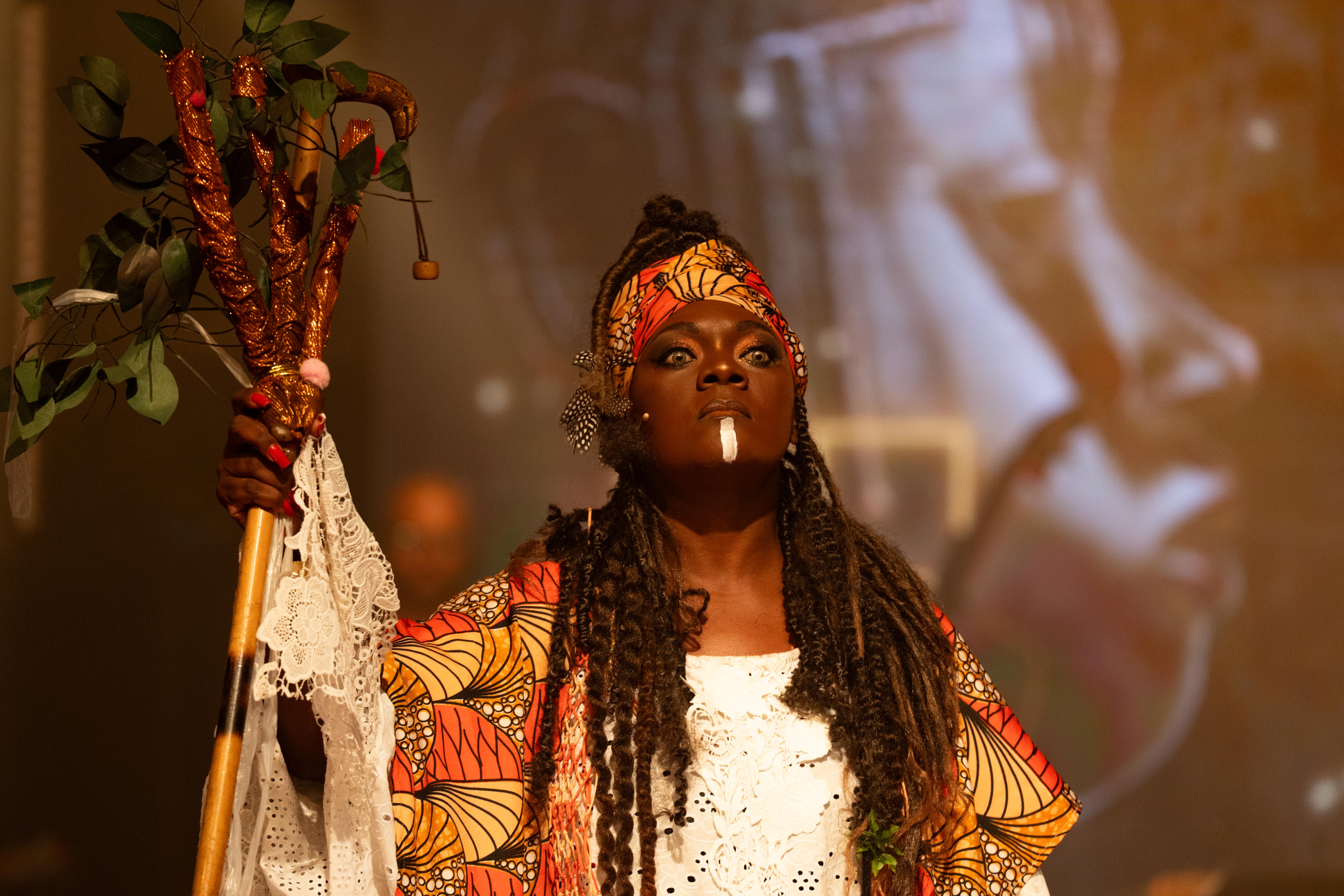 Cena de Prazer, Zezé! O Musical, na afirmação de uma identidade espiritual e histórica.